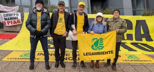 Presidio di Legambiente davanti al tribunale per il processo pfas (Foto Facebook - Legambiente Veneto)