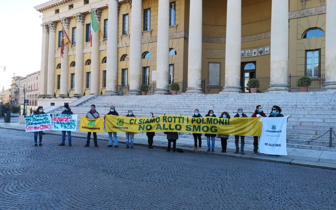 Con un ecoblitz a Verona, Legambiente lancia le proposte per rispondere in maniera strutturale all'emergenza smog in Veneto
