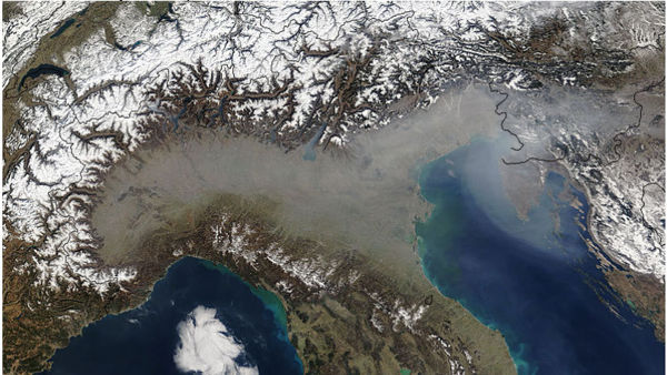 Scatta il semaforo arancione in tutti i capoluoghi tranne Belluno, metà della popolazione veneta è soffocata dall'emergenza smog