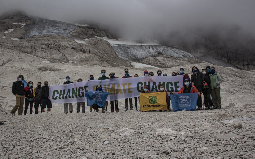 Il ghiacciaio della Marmolada sta morendo: tra il 1905 e il 2010 ha perso più dell’85% del suo volume, lo spessore della sua fronte è passata da 50 a pochi metri e potrebbe scomparire già nei prossimi 20/30 anni