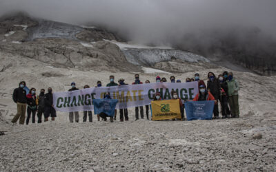 Il ghiacciaio della Marmolada sta morendo: tra il 1905 e il 2010 ha perso più dell’85% del suo volume, lo spessore della sua fronte è passata da 50 a pochi metri e potrebbe scomparire già nei prossimi 20/30 anni