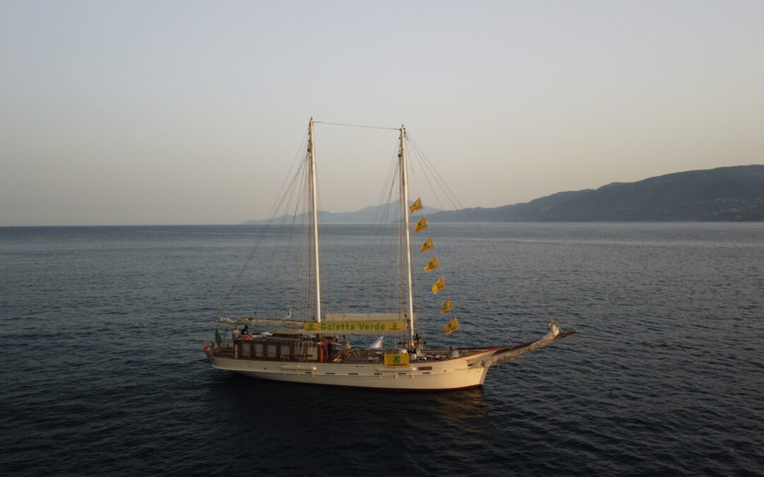 Flash mob via mare e via terra: attivisti e attiviste di Legambiente in piazza travestiti da subacquei con alle spalle la Goletta Verde nelle acque del Canal Grande