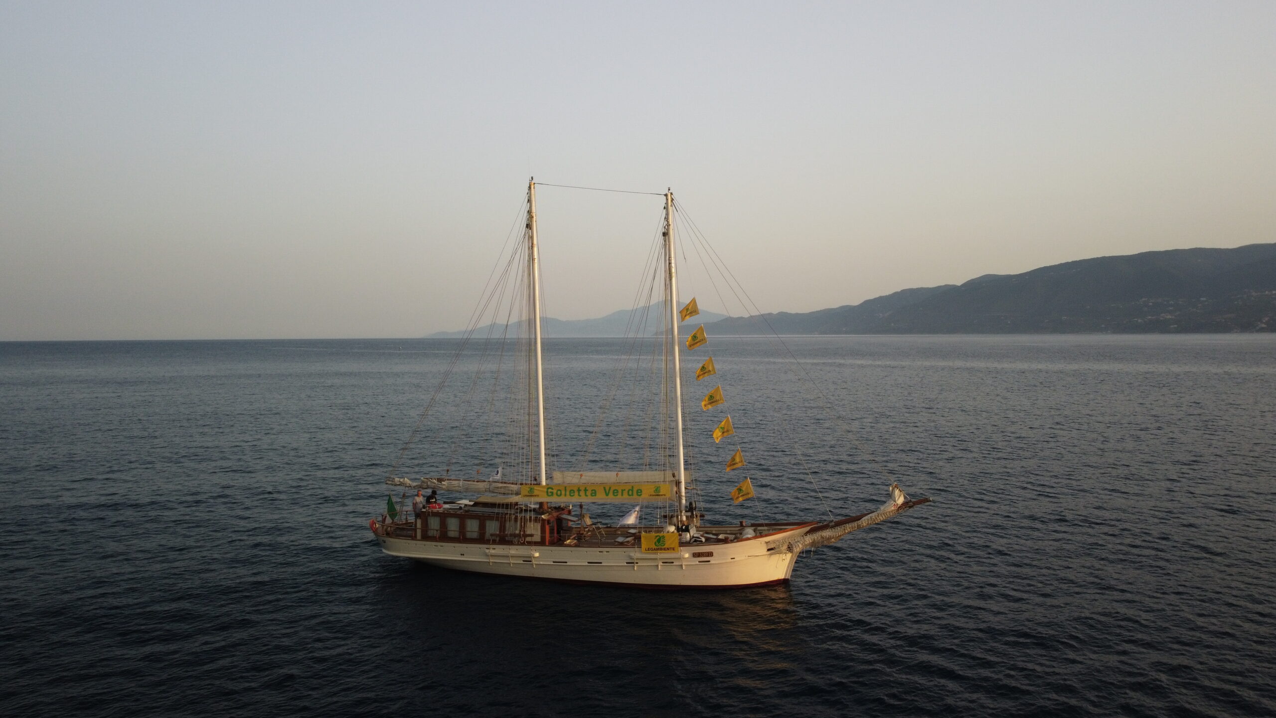 Flash mob via mare e via terra: attivisti e attiviste di Legambiente in piazza travestiti da subacquei con alle spalle la Goletta Verde nelle acque del Canal Grande