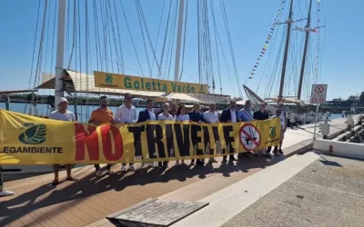 Incontro storico oggi in mare tra Goletta Verde e la “sorella maggiore” Catholica: