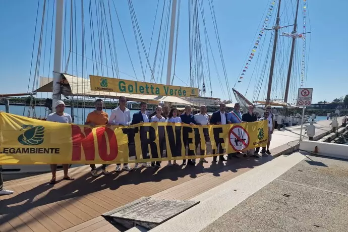 Incontro storico oggi in mare tra Goletta Verde e la “sorella maggiore” Catholica: