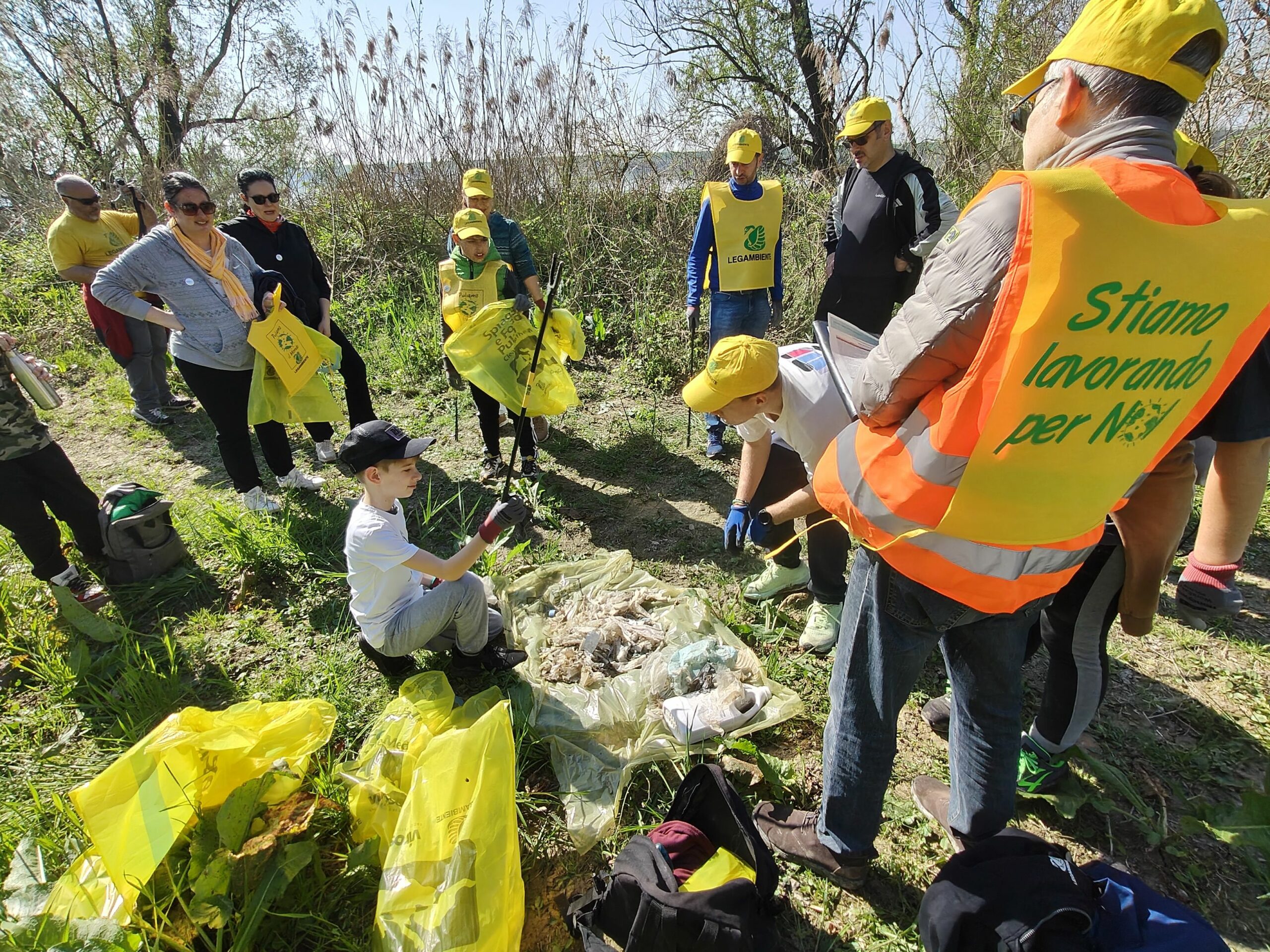 A Fratta Polesine una giornata di sensibilizzazione con Legambiente per il monitoraggio e la raccolta dei rifiuti lungo il Canalbianco